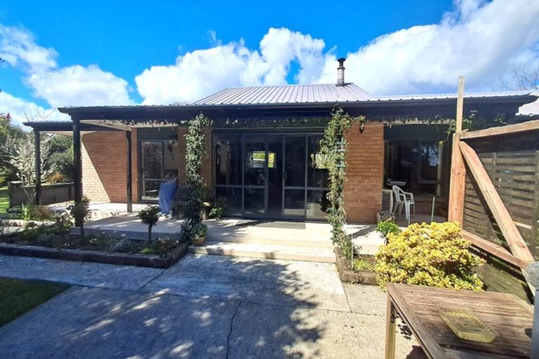 Photo of property in 19 Kew Road, Westport, 7825