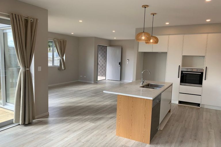 Photo of property in 16 Springhill Lane, Sunnyvale, Auckland, 0612