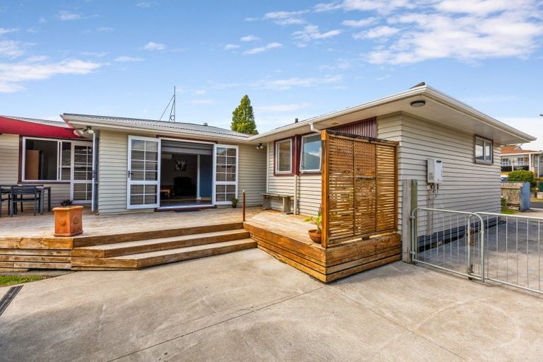 Photo of property in 6 Kauri Street, Merrilands, New Plymouth, 4312
