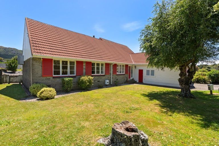 Photo of property in 61 Ranui Terrace, Tawa, Wellington, 5028