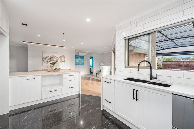 Photo of property in 17 Fleetwood Drive, Henderson, Auckland, 0612