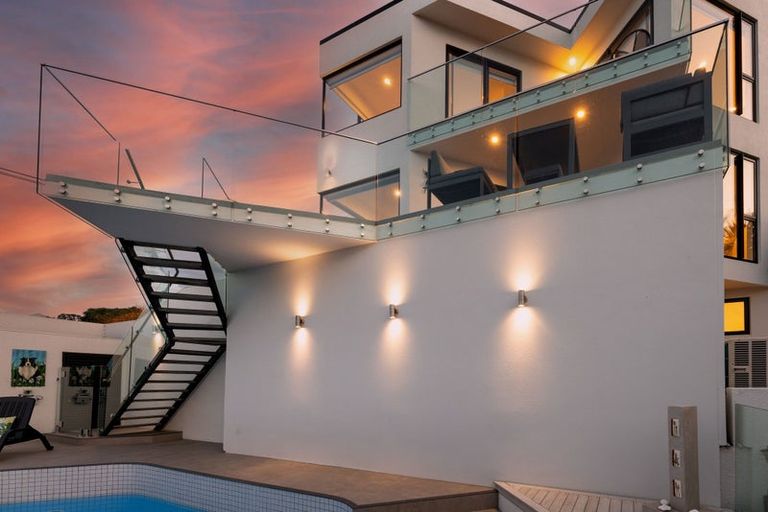 Photo of property in 2/60 Moncks Spur Road, Redcliffs, Christchurch, 8081