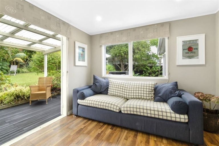 Photo of property in 1/27 Kiteroa Terrace, Rothesay Bay, Auckland, 0630