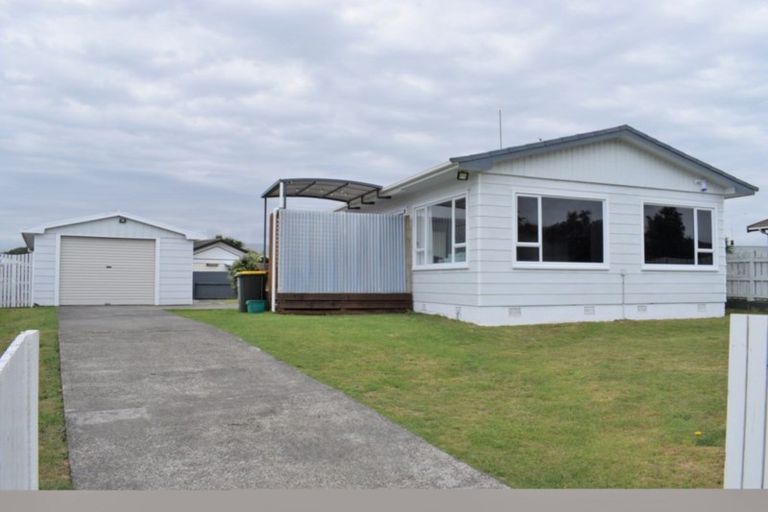 Photo of property in 52 Norfolk Crescent, Otaki Beach, Otaki, 5512