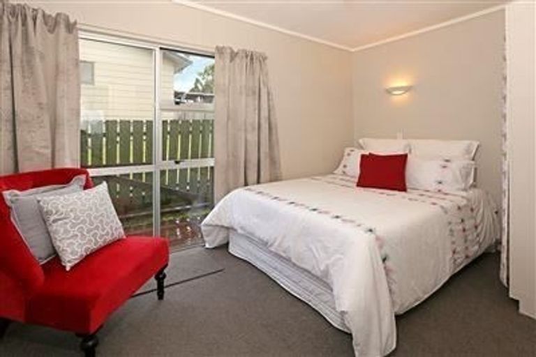 Photo of property in 2/317 Triangle Road, Massey, Auckland, 0614