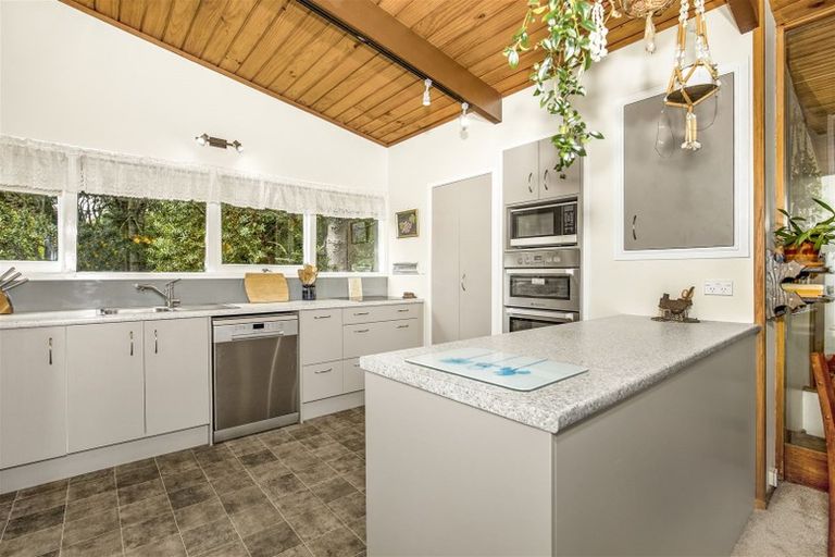 Photo of property in 186 Atkinson Road, Titirangi, Auckland, 0604