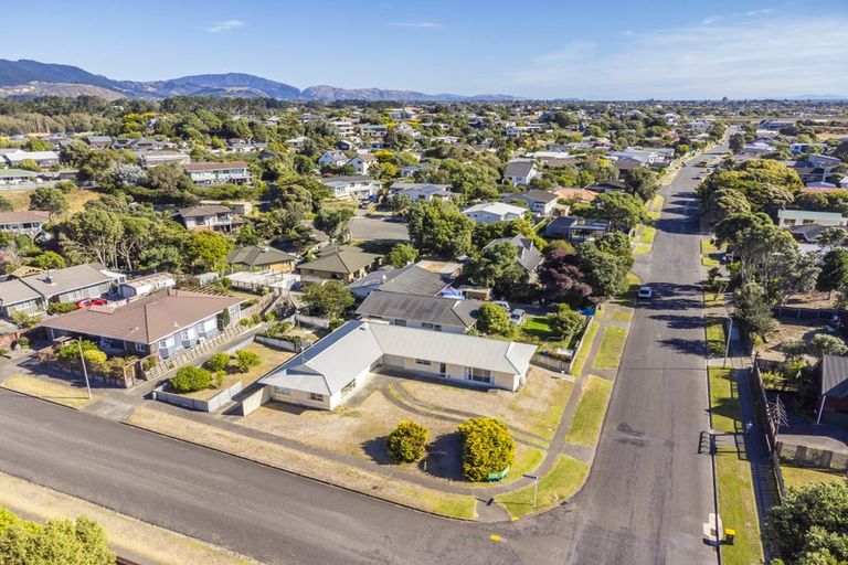 Photo of property in 50 Queens Road, Waikanae Beach, Waikanae, 5036