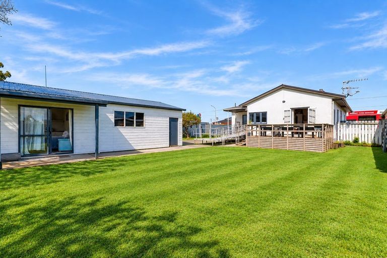 Photo of property in 82 Glover Road, Hawera, 4610