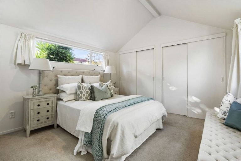 Photo of property in 2/160 Forrest Hill Road, Forrest Hill, Auckland, 0620