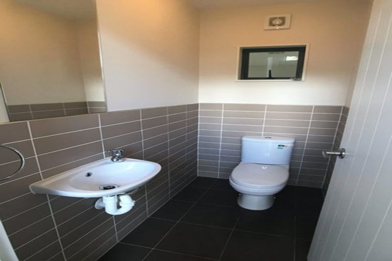 Photo of property in 28b Roberts Road, Glenfield, Auckland, 0629