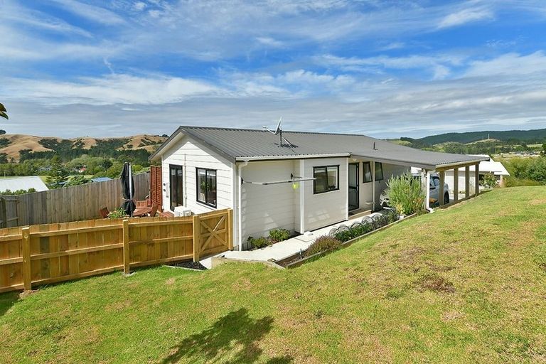 Photo of property in 16 Rauta Way, Helensville, 0800