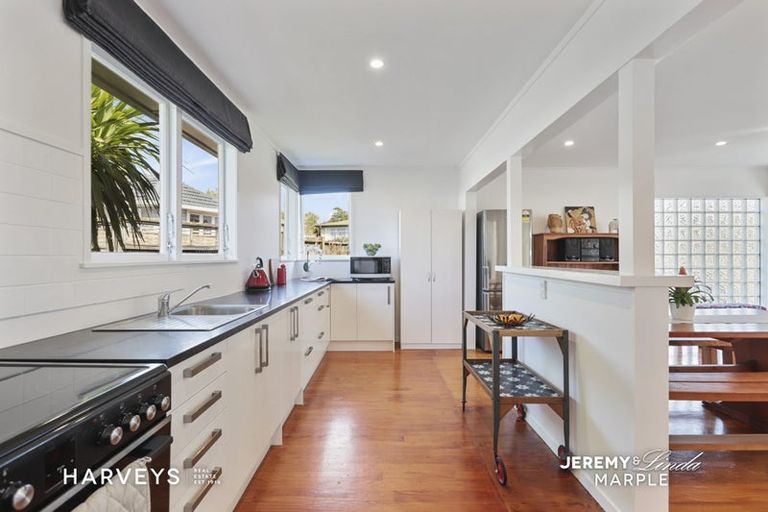 Photo of property in 11 Denyer Place, New Lynn, Auckland, 0600