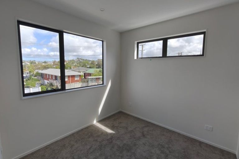 Photo of property in 118 Chivalry Road, Glenfield, Auckland, 0629