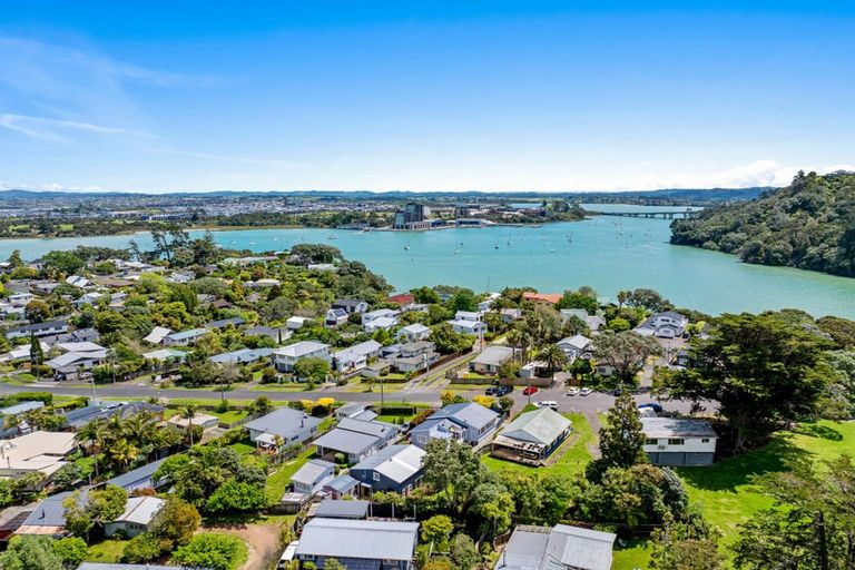 Photo of property in 33a Rambler Crescent, Beach Haven, Auckland, 0626