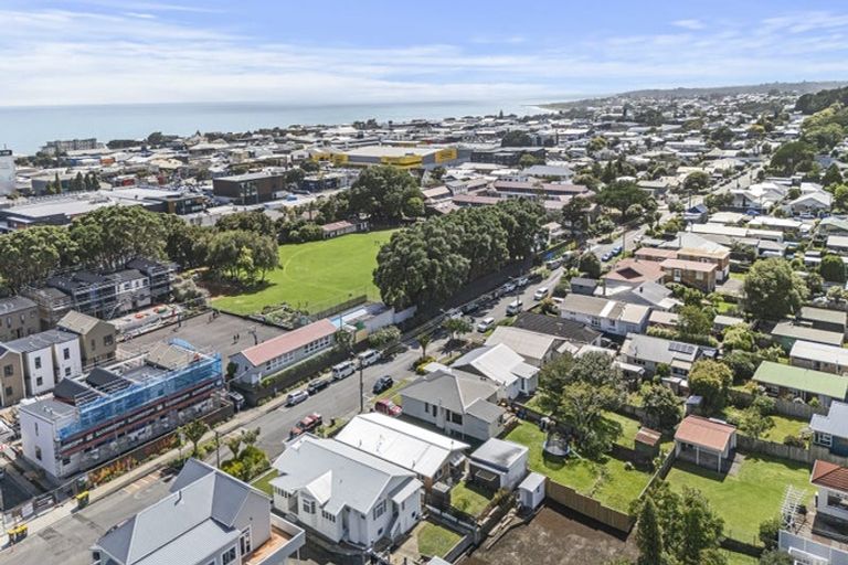 Photo of property in 28b Pendarves Street, New Plymouth, 4310