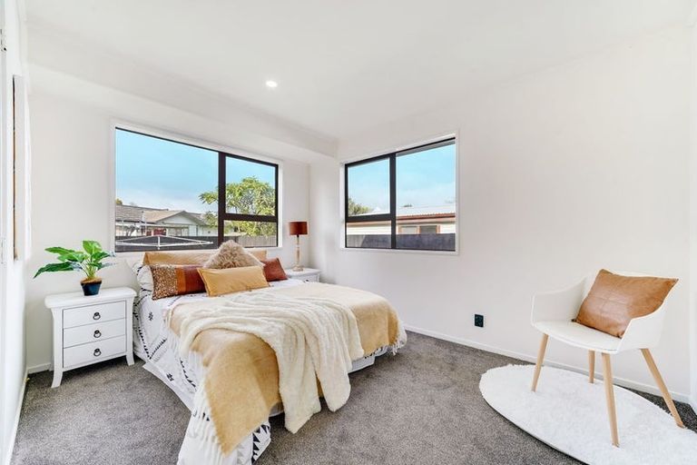 Photo of property in 2/8 Kirrama Place, Conifer Grove, Takanini, 2112