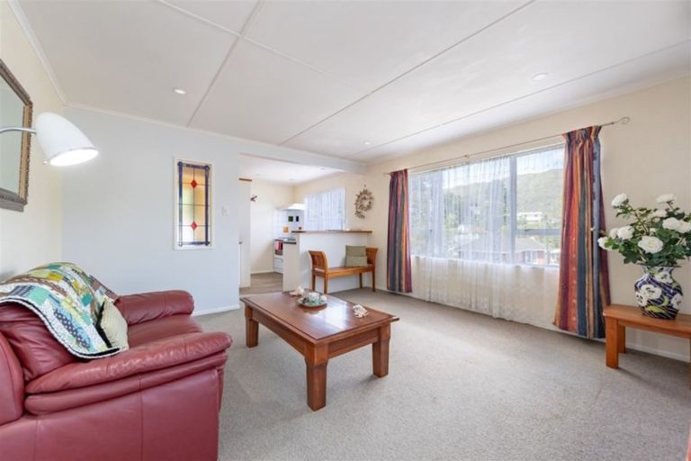 Photo of property in 9 Lowry Crescent, Stokes Valley, Lower Hutt, 5019