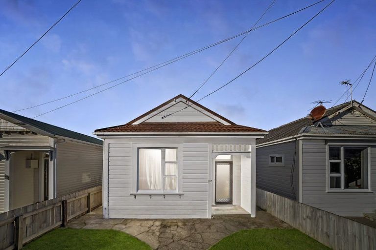 Photo of property in 123 Onepu Road, Lyall Bay, Wellington, 6022