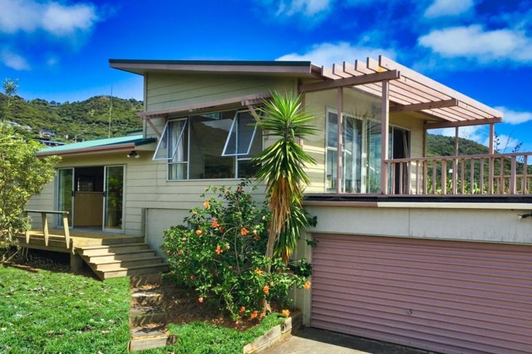 Photo of property in 13 Beach Valley Road, Piha, 0772