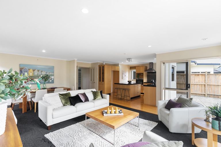 Photo of property in 8 Bezar Place, Flat Bush, Auckland, 2016