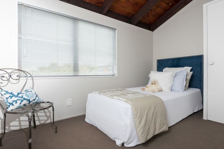 Photo of property in 2/64 Mirrabooka Avenue, Botany Downs, Auckland, 2010