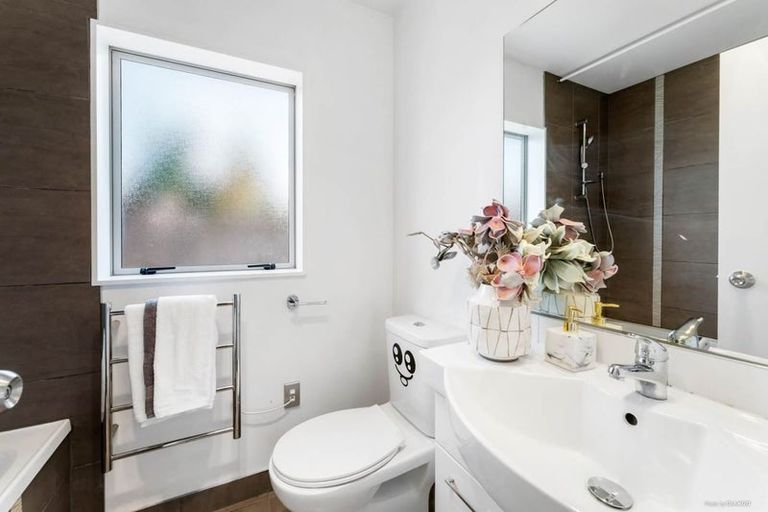 Photo of property in 104a Flanshaw Road, Te Atatu South, Auckland, 0610