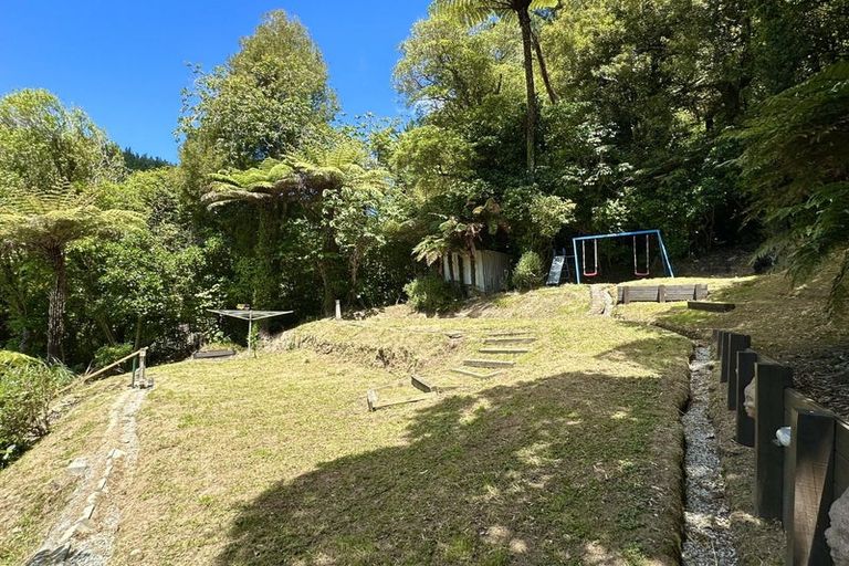 Photo of property in 116 Pinehaven Road, Pinehaven, Upper Hutt, 5019