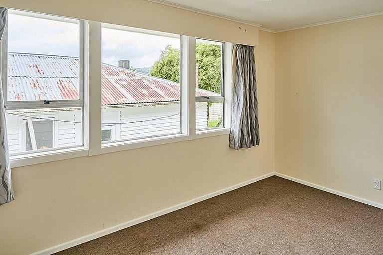 Photo of property in 4 Thomson Grove, Stokes Valley, Lower Hutt, 5019
