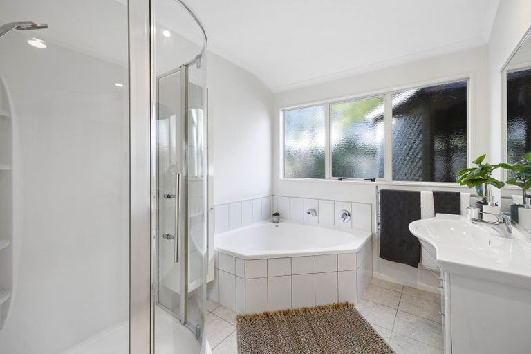 Photo of property in 17d Kinross Drive, Merrilands, New Plymouth, 4312