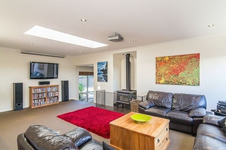 Photo of property in 32 Kapanui Road, Waikanae, 5036