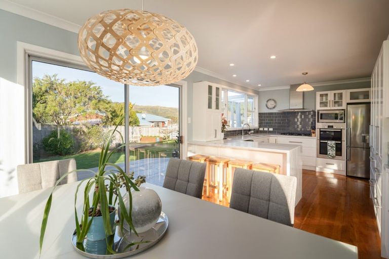 Photo of property in 2 Fitzwilliam Terrace, Tawa, Wellington, 5028