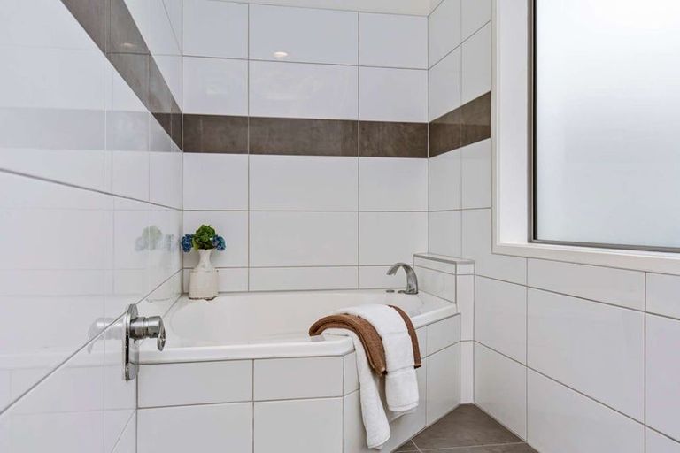 Photo of property in 3/4 Huka Road, Birkenhead, Auckland, 0626