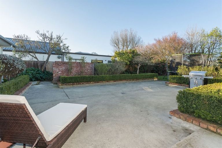 Photo of property in 17 Saint Andrews Square, Strowan, Christchurch, 8052