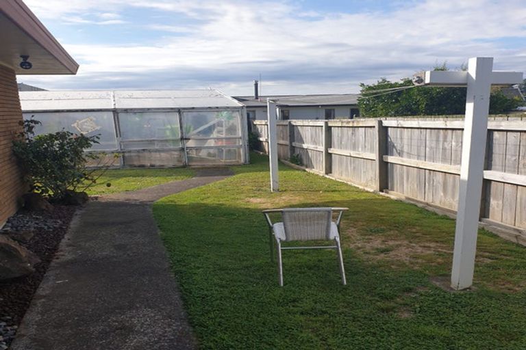 Photo of property in 17a Edgewater Parade, Waiuku, 2123