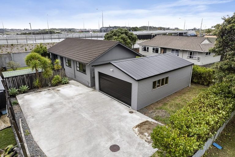 Photo of property in 19 Barbados Drive, Unsworth Heights, Auckland, 0632