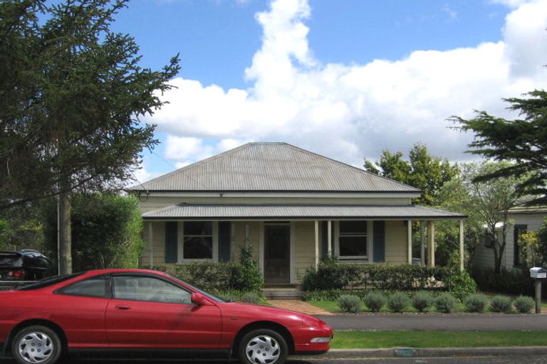 Photo of property in 3 Russell Street, Stanley Point, Auckland, 0624