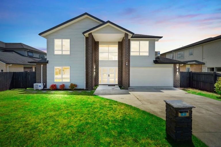 Photo of property in 5 Iwinuku Crescent, Wattle Downs, Auckland, 2103