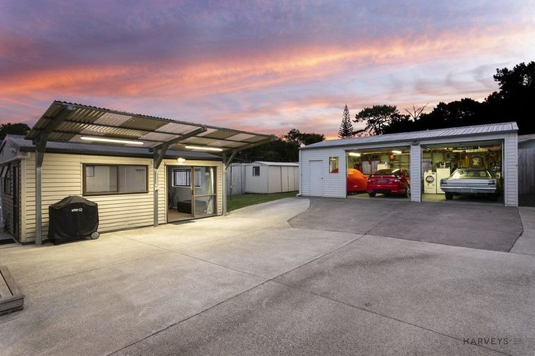 Photo of property in 42 Castleford Street, Green Bay, Auckland, 0604
