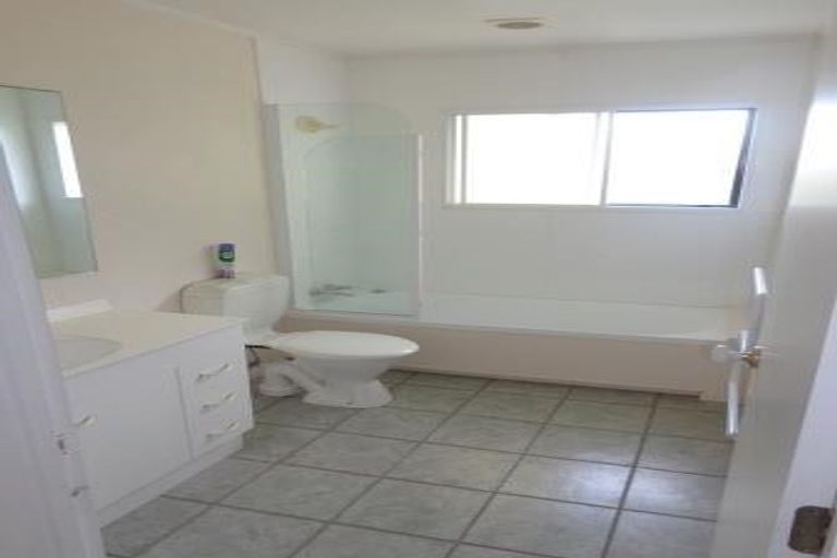 Photo of property in 6 Lantana Road, Green Bay, Auckland, 0604