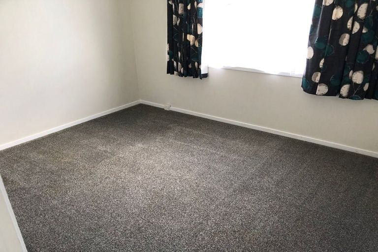 Photo of property in 30 Darren Crescent, Half Moon Bay, Auckland, 2012