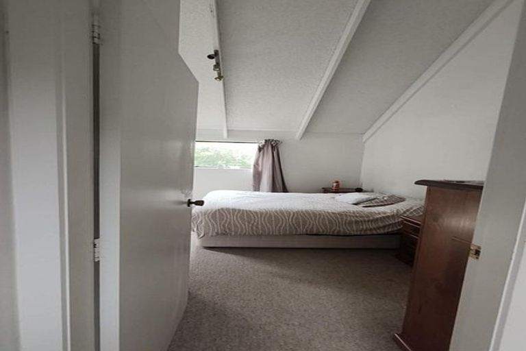 Photo of property in 1 Kim Street, Khandallah, Wellington, 6035