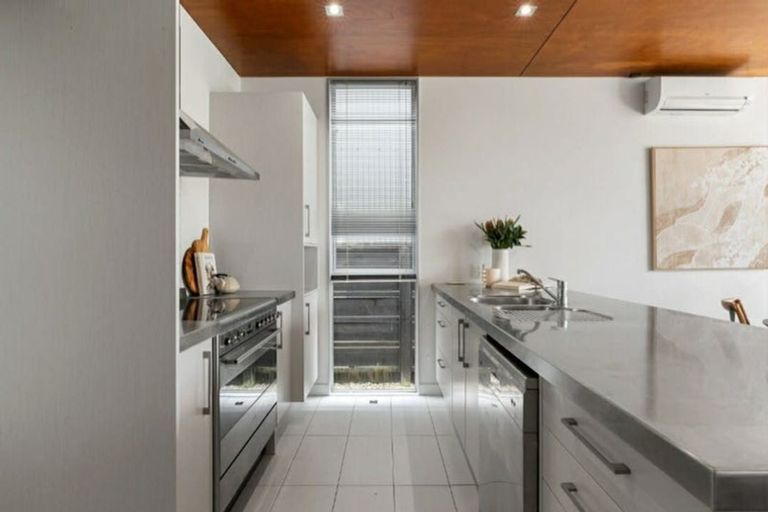 Photo of property in 12/3 Severn Street, Island Bay, Wellington, 6023