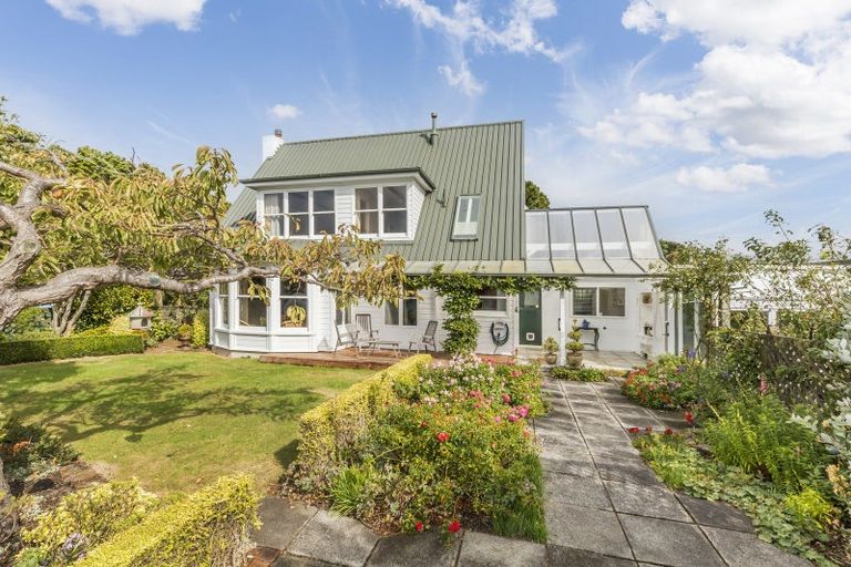 Photo of property in 51 Awa Road, Karaka Bays, Wellington, 6022