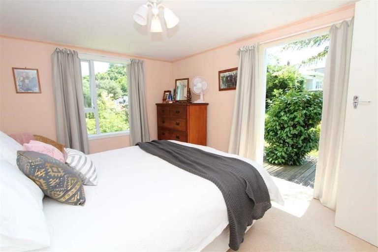 Photo of property in 10 Miles Crescent, Newlands, Wellington, 6037