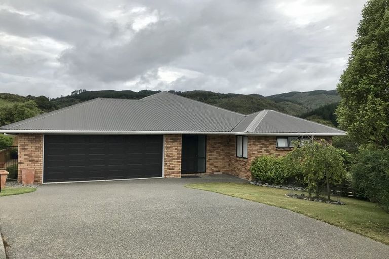 Photo of property in 9 Mcewen Crescent, Riverstone Terraces, Upper Hutt, 5018