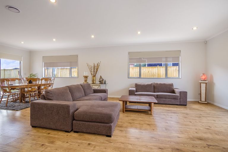 Photo of property in 589 Great South Road, Rosehill, Papakura, 2113