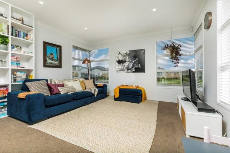 Photo of property in 5 Aporo Drive, Kumeu, 0810