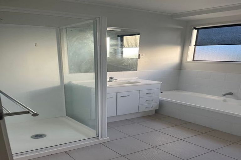 Photo of property in 36 Deverell Place, Northcross, Auckland, 0632