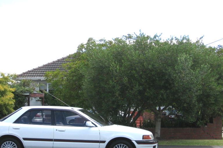 Photo of property in 2/52 Aberdeen Road, Campbells Bay, Auckland, 0620