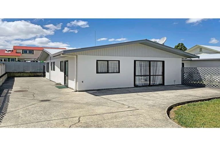 Photo of property in 53 Shamrock Street, Takaro, Palmerston North, 4412